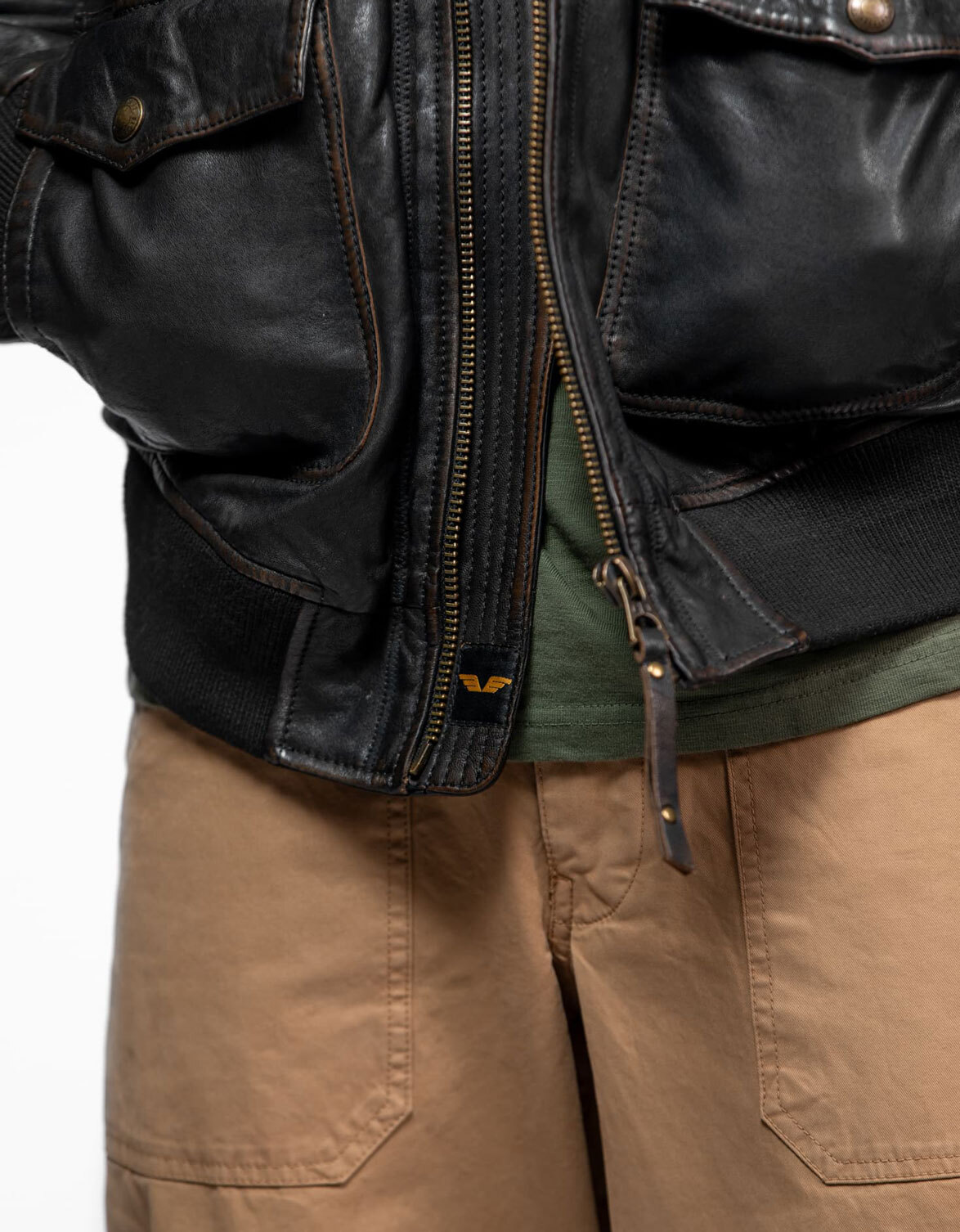 104385-FERBER-BLACK_6_-min