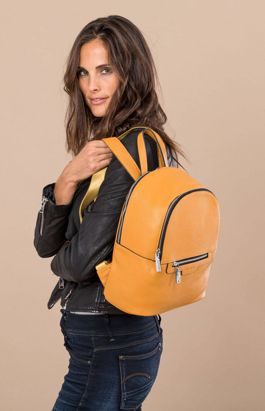 sac à main style sac à dos jaune cuir vachette zaira  (2)